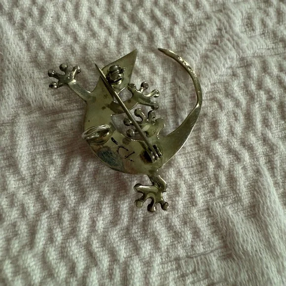 Stylish Silver Gecko Brooch with Blue Accents - Picture 2 of 6